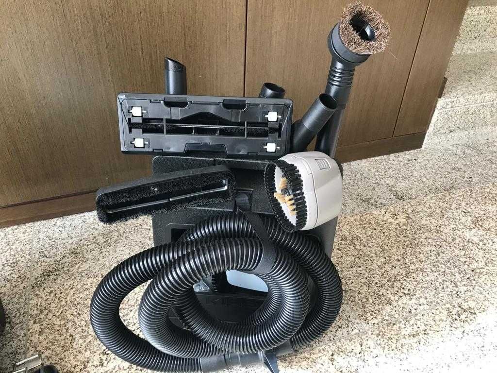 Aspirador com Acessórios de Limpeza