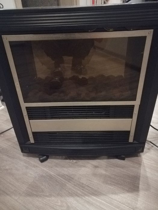 Kominek elektryczny z funkcją grzania