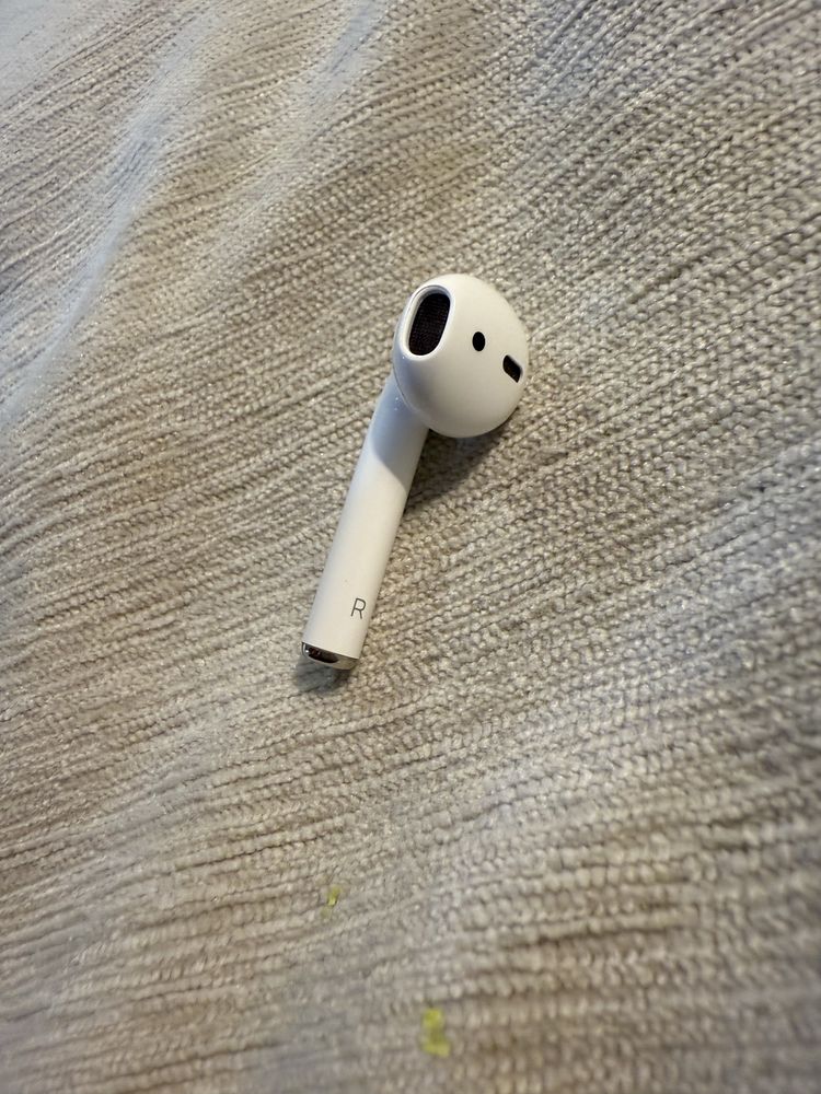 Продам один навушник AirPods 2 a2031 правий