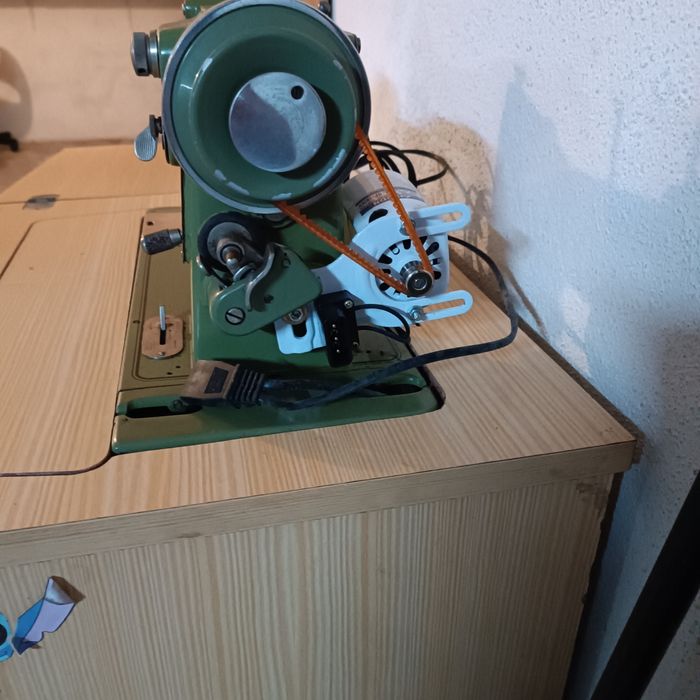 Vende se máquina de costura oliva com motor