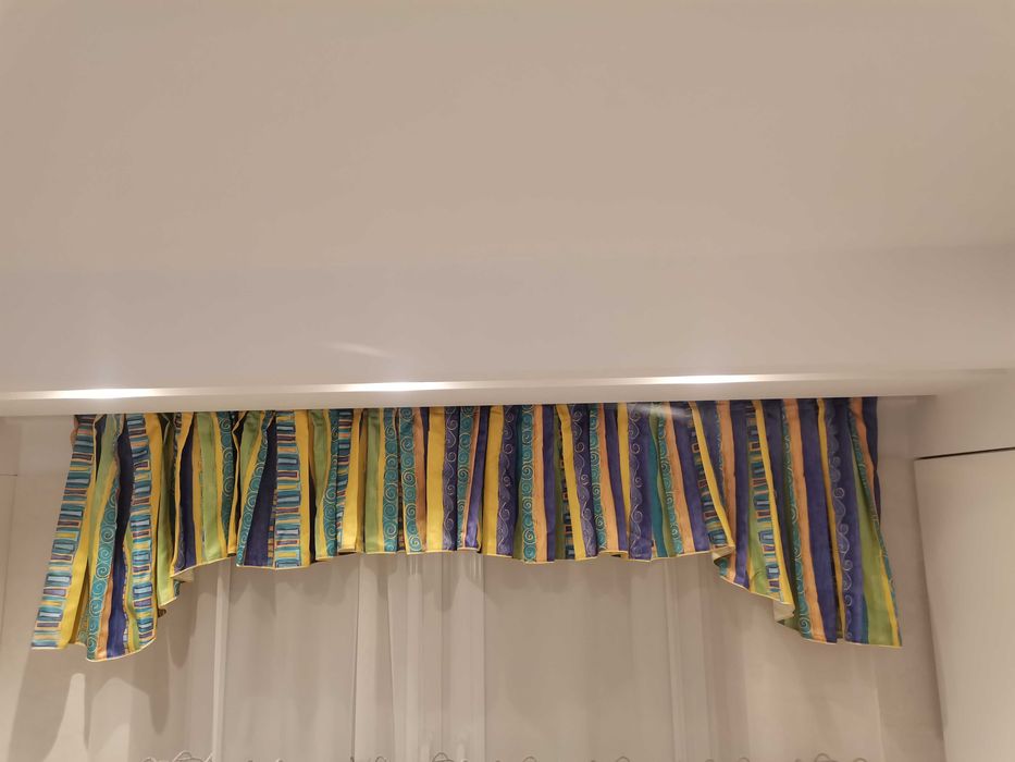 Lambrekin, zasłona, firana do kuchni lub jadalni.