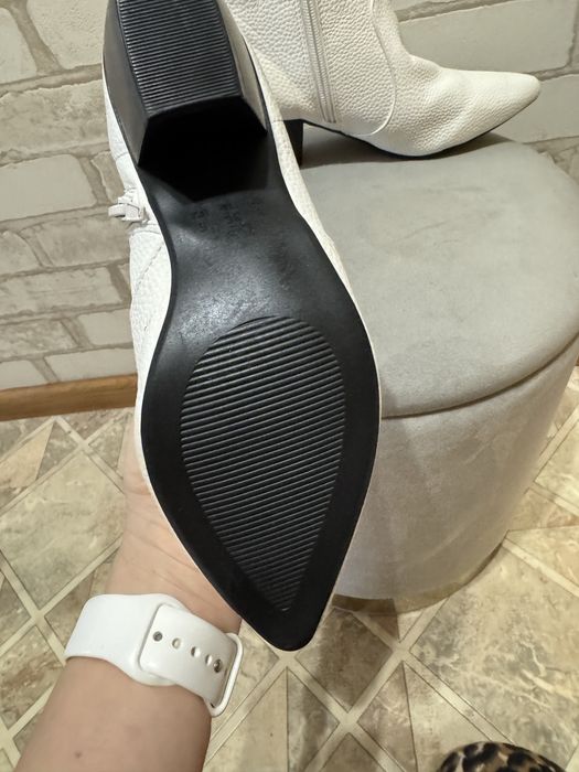 Жіночі білі черевики козаки.