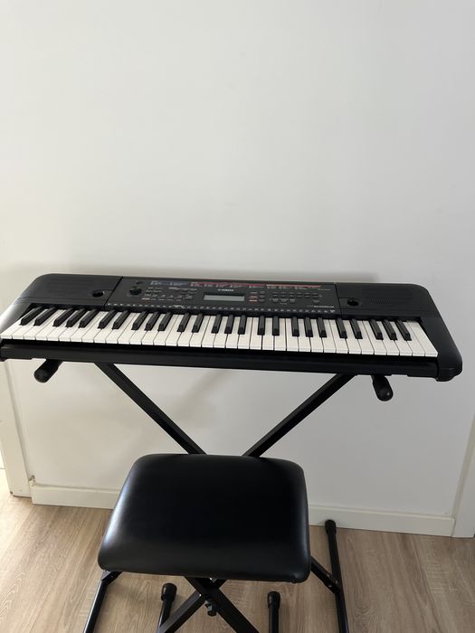 Teclado Yamaha com banco e suporte incluídos