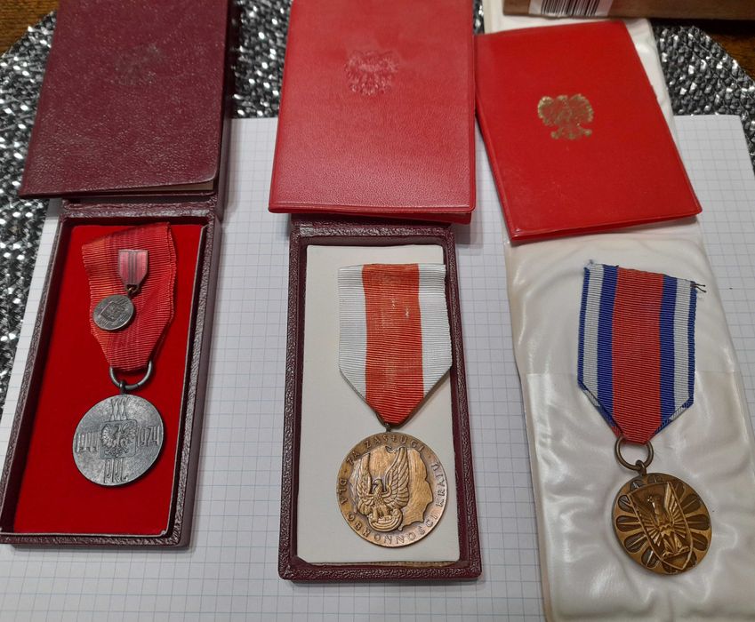 prl medale krzyże w etui+ miniaturki oryginały, medale i wpinki z leg