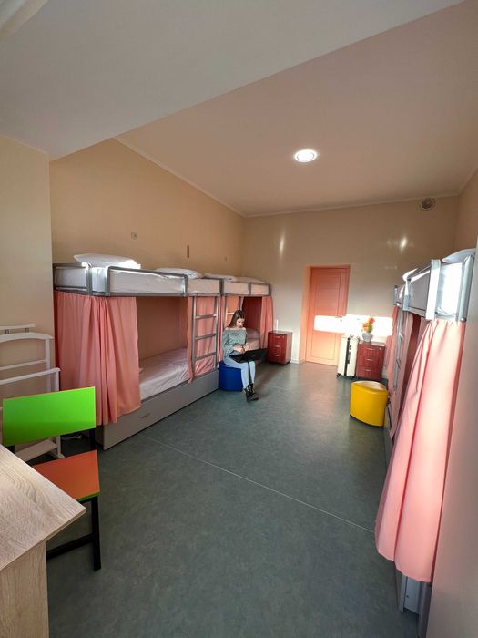 Сучасний хостел у Голосіївському р-ні – зручний вхід, перший поверх.