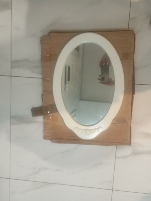 Lustro nowe w białej ramie