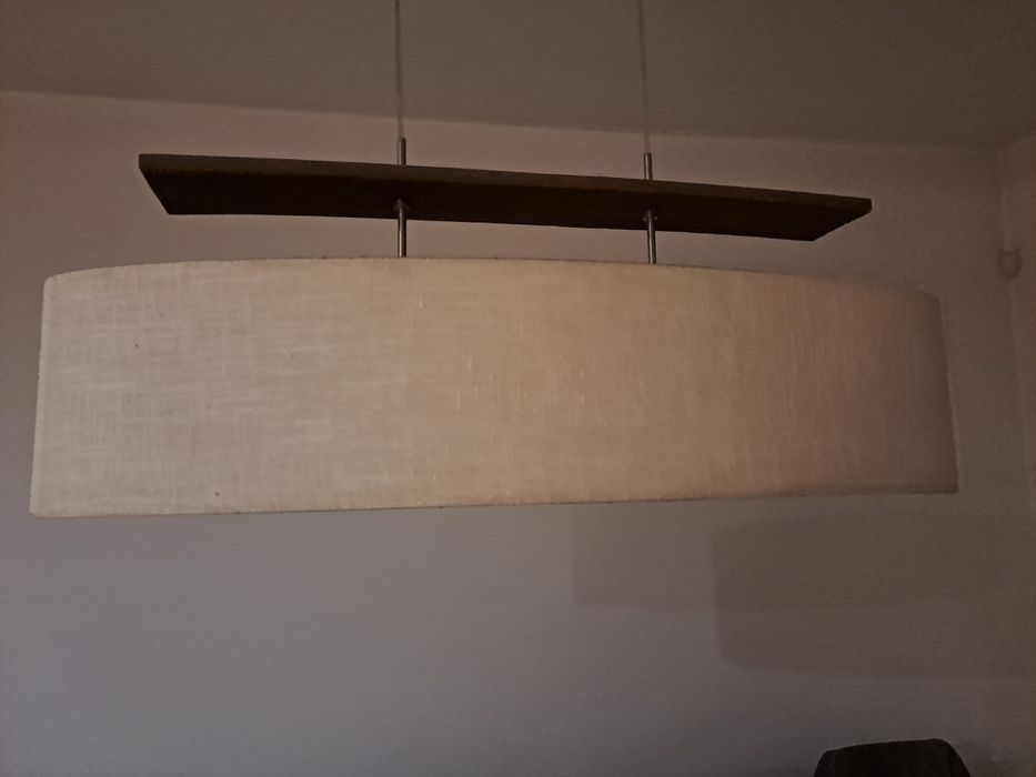 Trzy lampy jedna nad stol i dwie pojedyncze