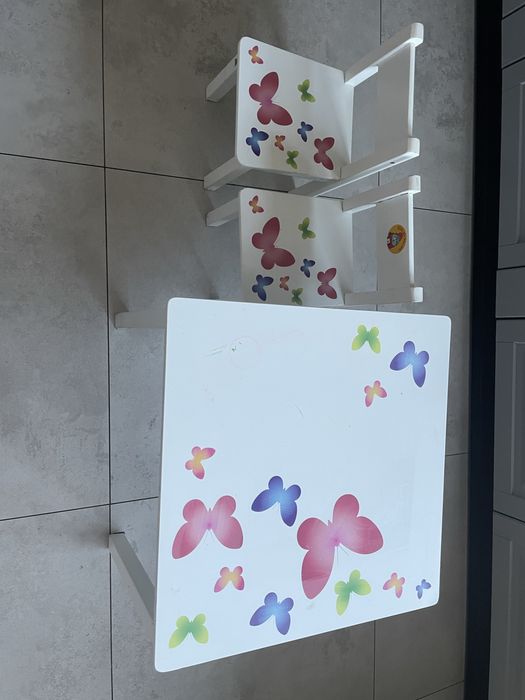 Stolik i 2 krzesełka dla dziewczynki.