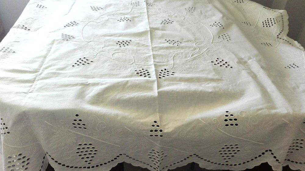 Toalha Artesanal com Bordados -  Nova - OPORTUNIDADE
