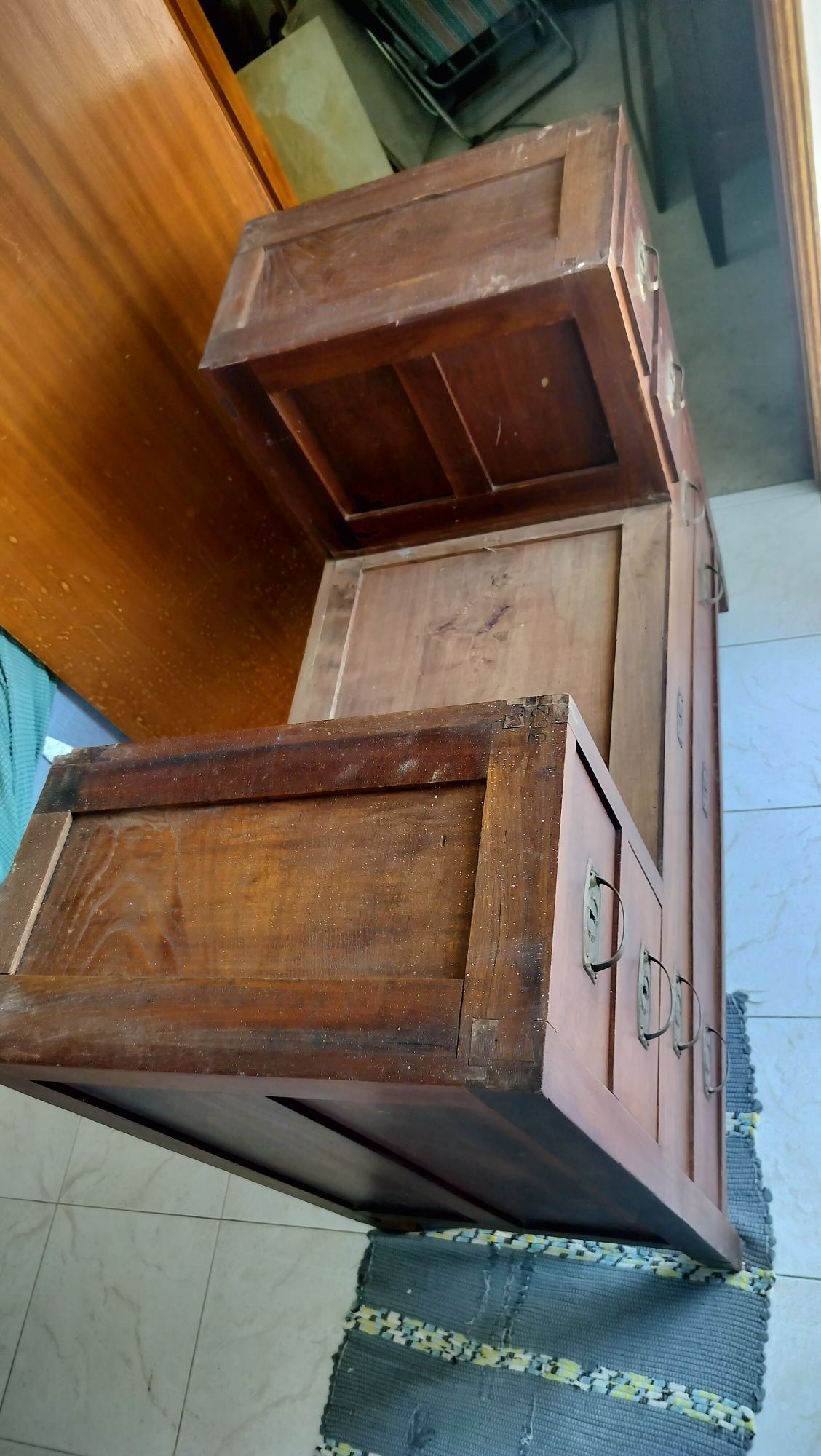 Cómodas e mesa em  madeira