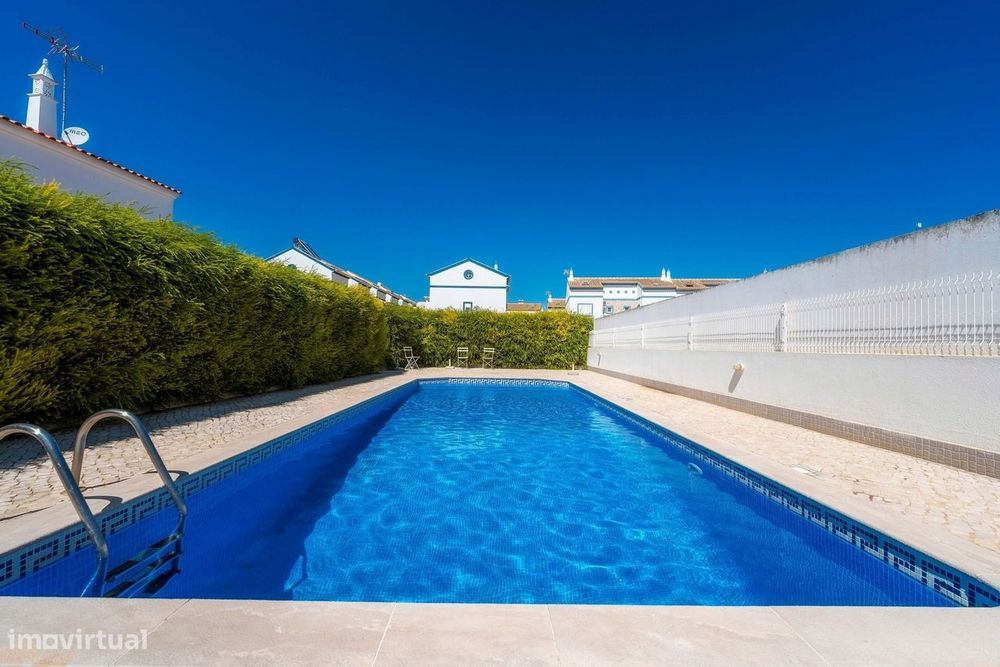 Moradia de Sonho V2+2 em Condomínio Fechado a 500 m² da Praia