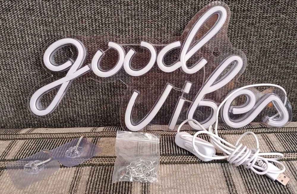 Неонова вивіска "Goog Vibes" ("Гарні вібрації")
