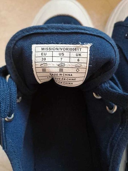 Tenis Levis novos 39