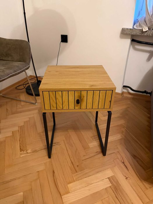 Stolik nocny HEMDRUP 1 szuflada kolor ciepły dąb/czarny