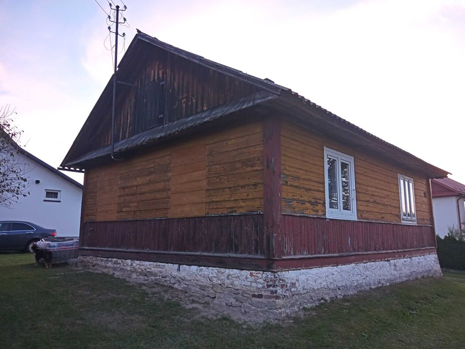 Drewniany dom do rozbiórki