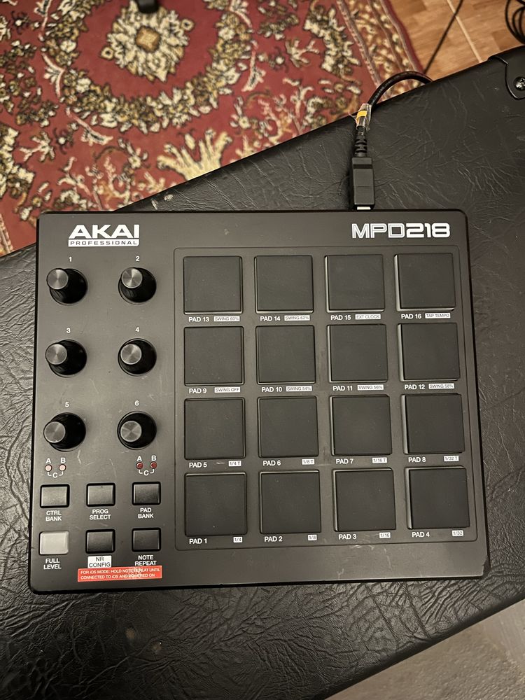 Controlador MIDI Akai mpd 218