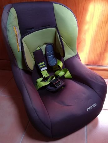 Cadeira de automóvel para bébé ou criança 0 a 18 quilogramas verde .