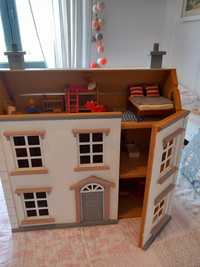 Casa de bonecas e móveis
