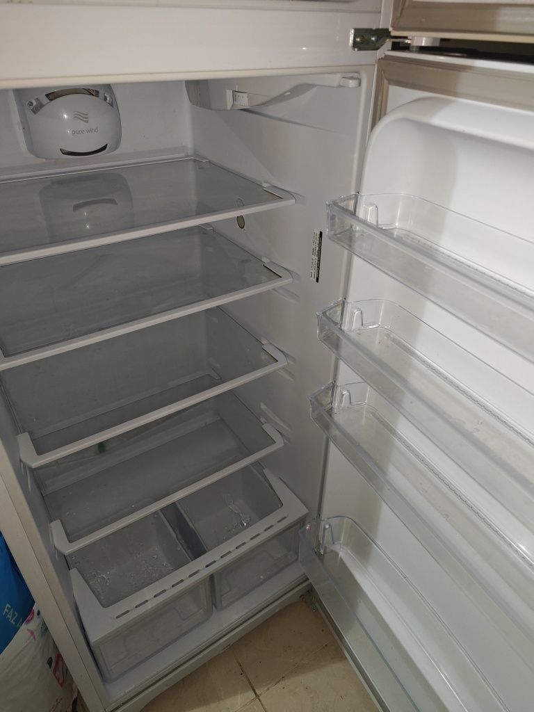 Frigorífico com congelador