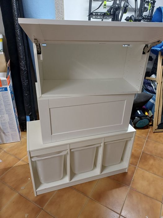 Białe szafki Ikea, trafast z pojemnikami i dwie wiszące