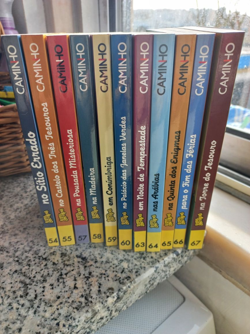 Colecção incompleta "Uma Aventura..." composta por 47 livros