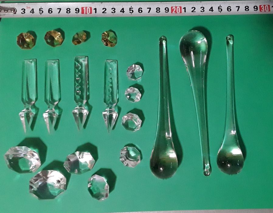 Pedras e pingentes antigos em vidro para candeeiros ou lustres