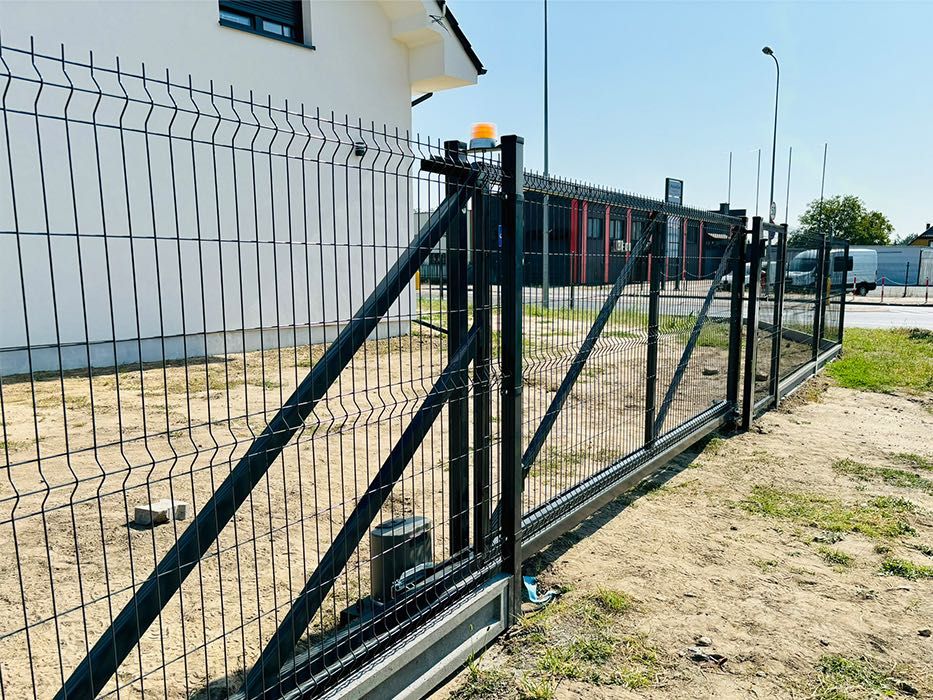 Brama przesuwna panelowa 1,23 x 4 m Ral 7016