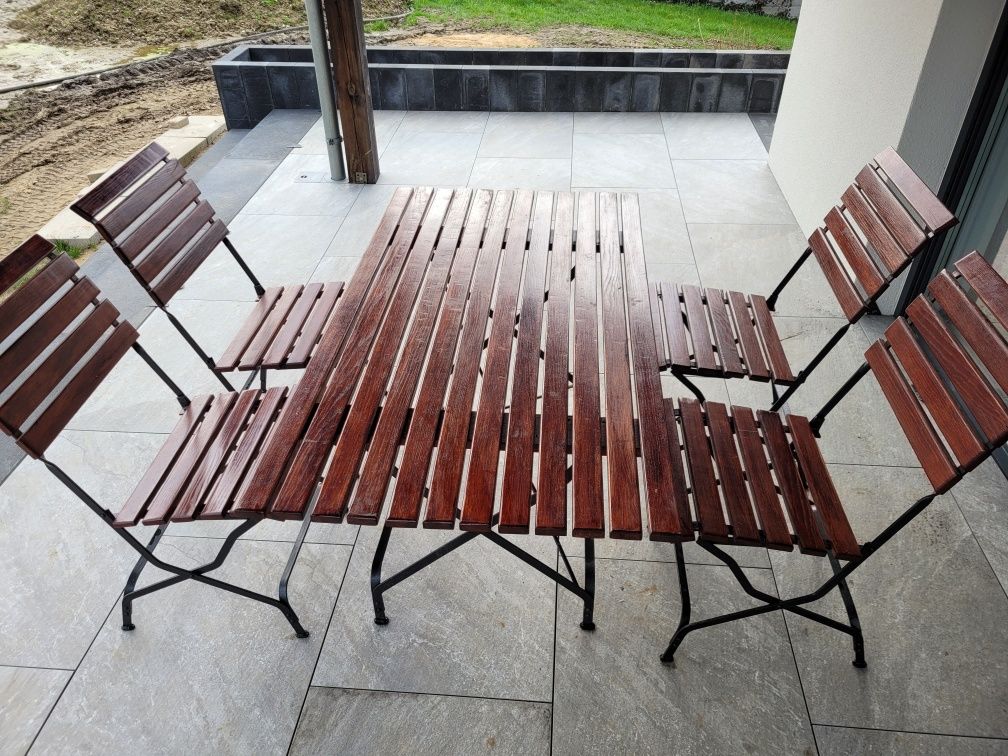 Stół ogrodowy wraz z krzesłami.