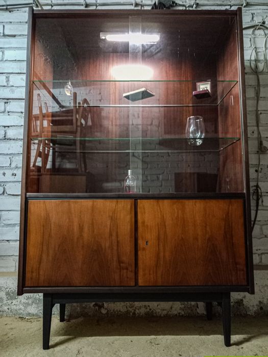 Odnowiony zestaw proj. Stanisława Albrechta, komoda, sideboard.
