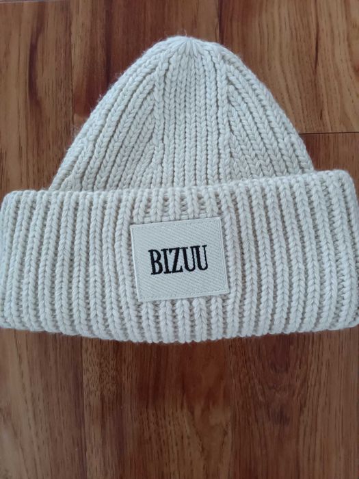 Czapka Bizuu kolor kremowy jak NOWA