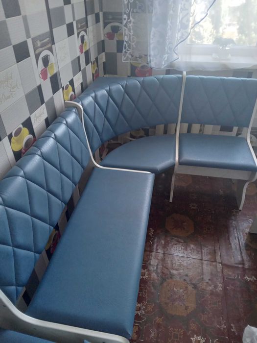 Продаю мягкий уголок на кухню, стол, два пуфика.