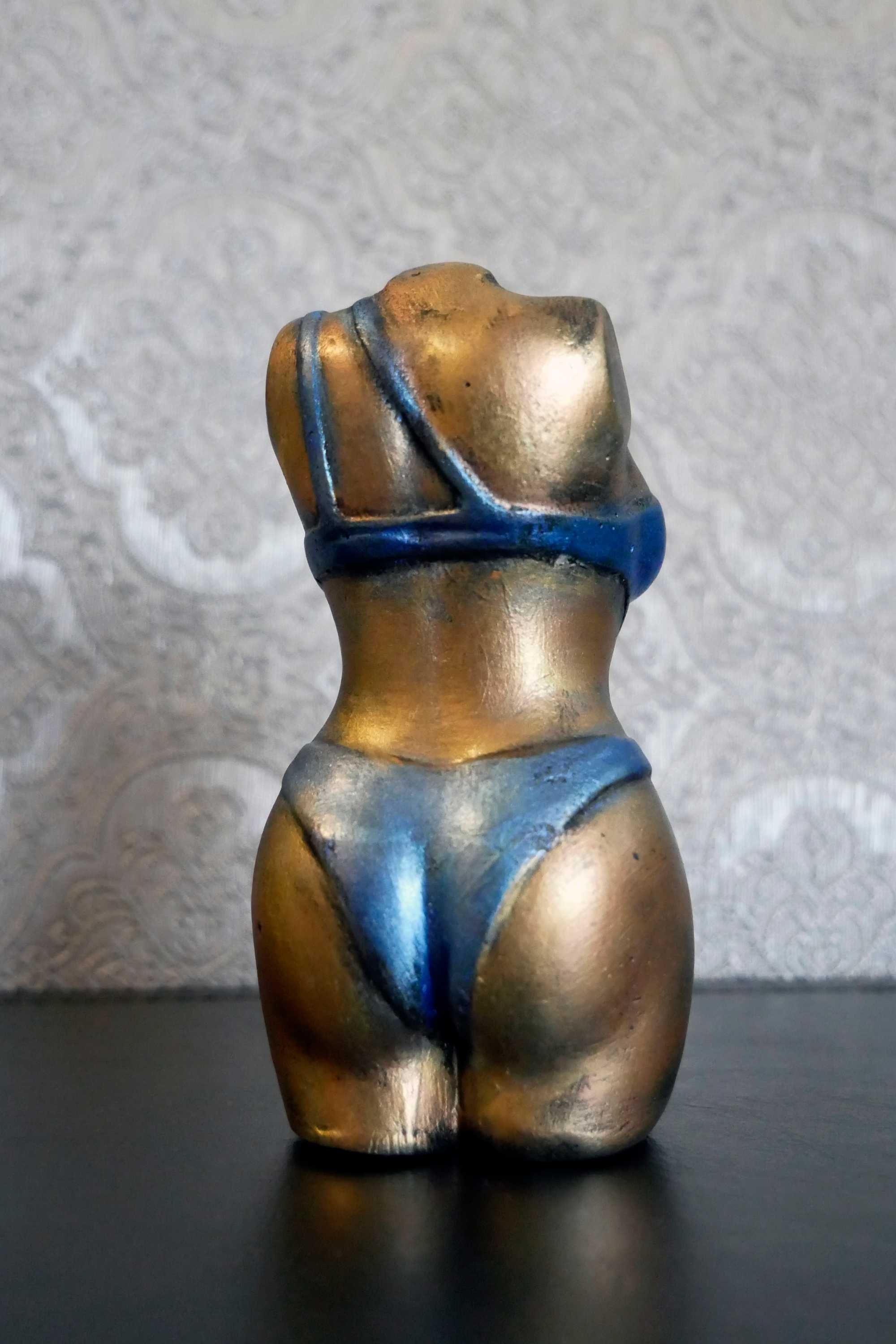 Figurka kobiety w kostiumie kąpielowym, rzeźba z gipsu, wys. 10,5 cm