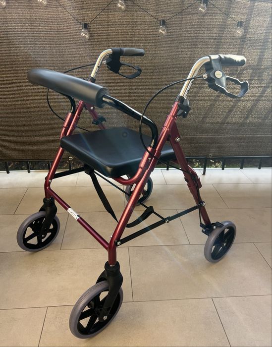 Chodzik czterokołowy z siedziskiem