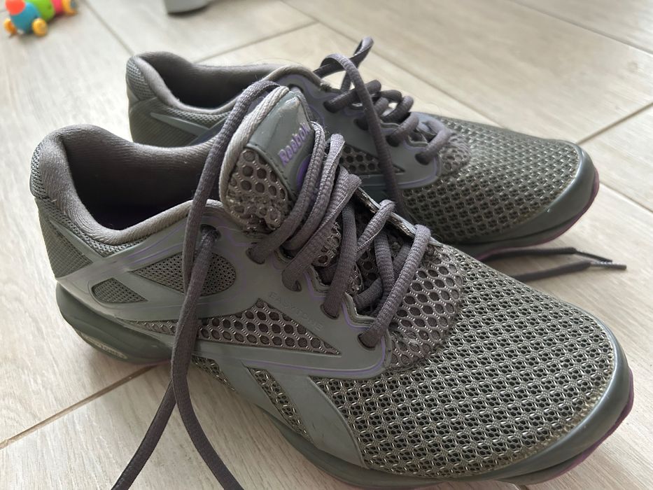 Бігові кросівки reebok easytone для схуднення