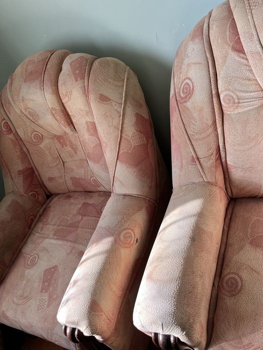 Ліжко і два крісла