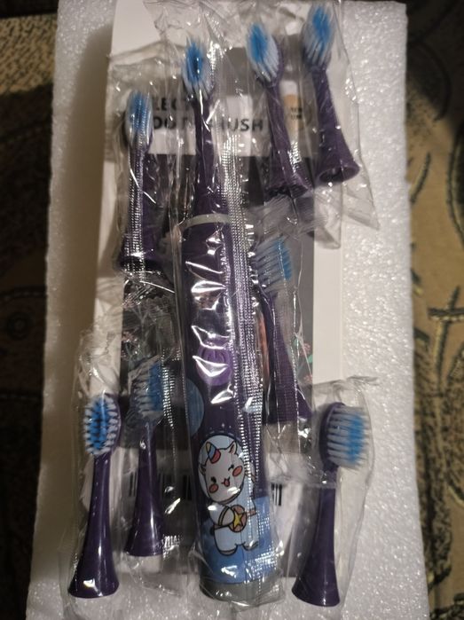 Продам дитячу зубну ультразвукову щітку Sonic Electric tothbroosh