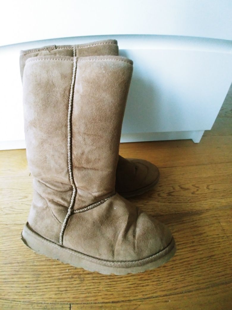Buty typu emu na 2 zdjęciach