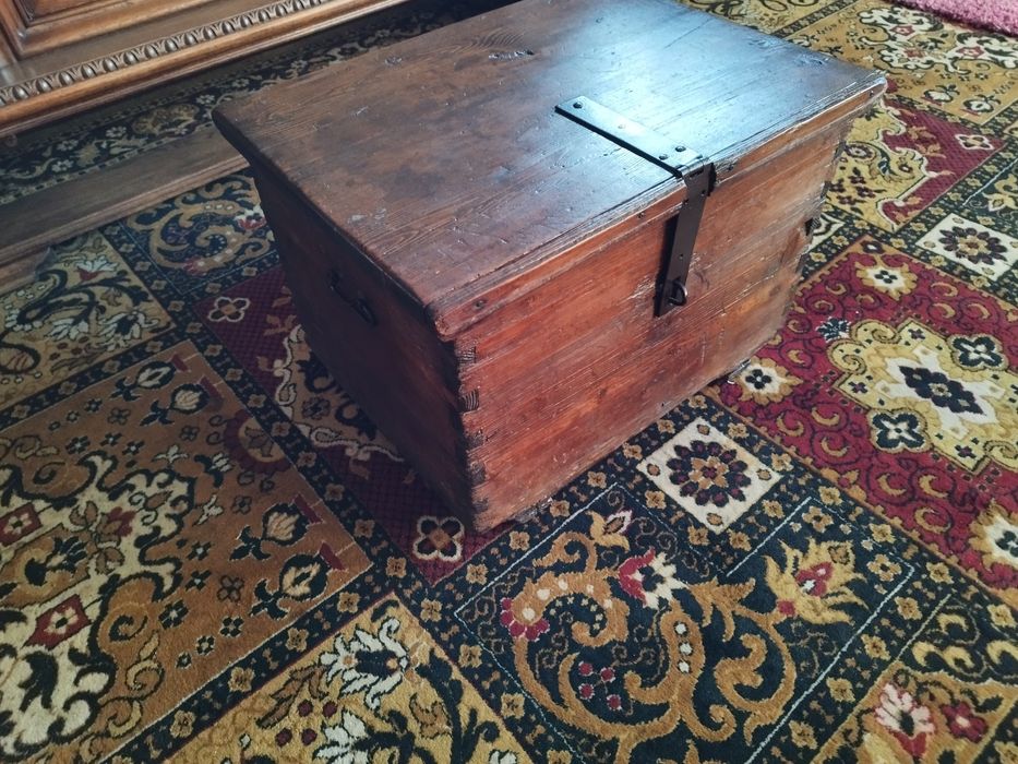 stara skrzynia wojskowa kufer