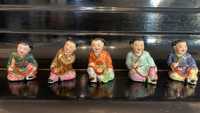 5 Laughing boys em porcelana oriental. Marcados e numerados. Alturas e