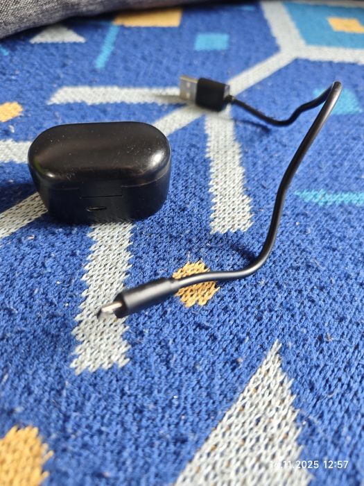 Бездротові навушники BQC-А6 із зарядним пристроєм і цифровим дисплеєм.