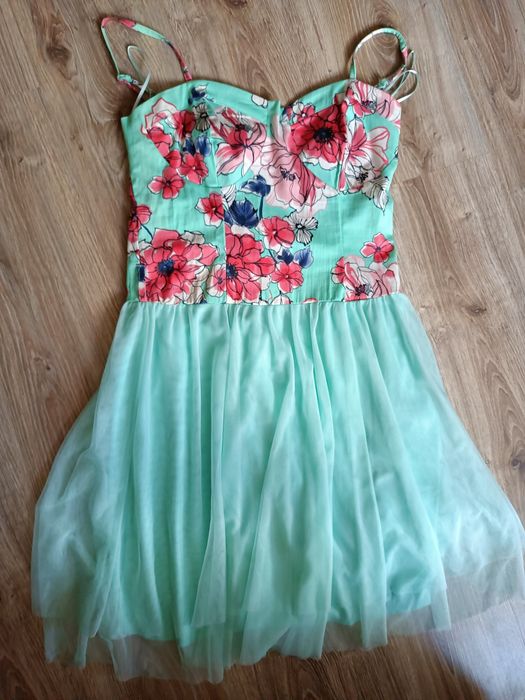 Piękna tiulowa nowa sukienka