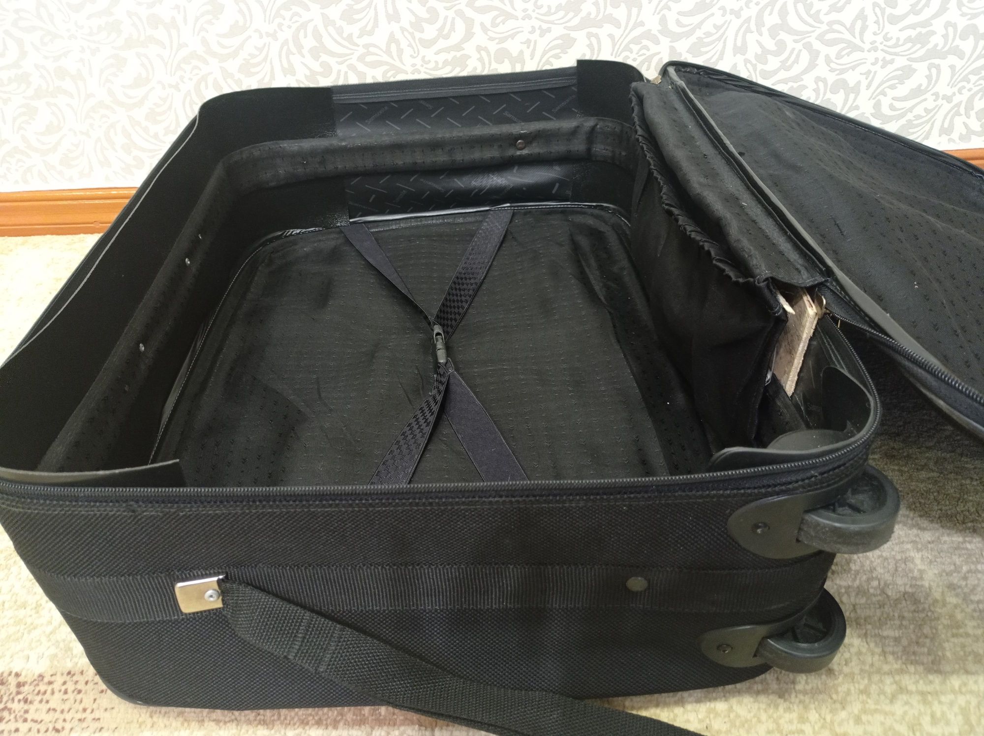 Продам чемодан фирма SAMSONITE