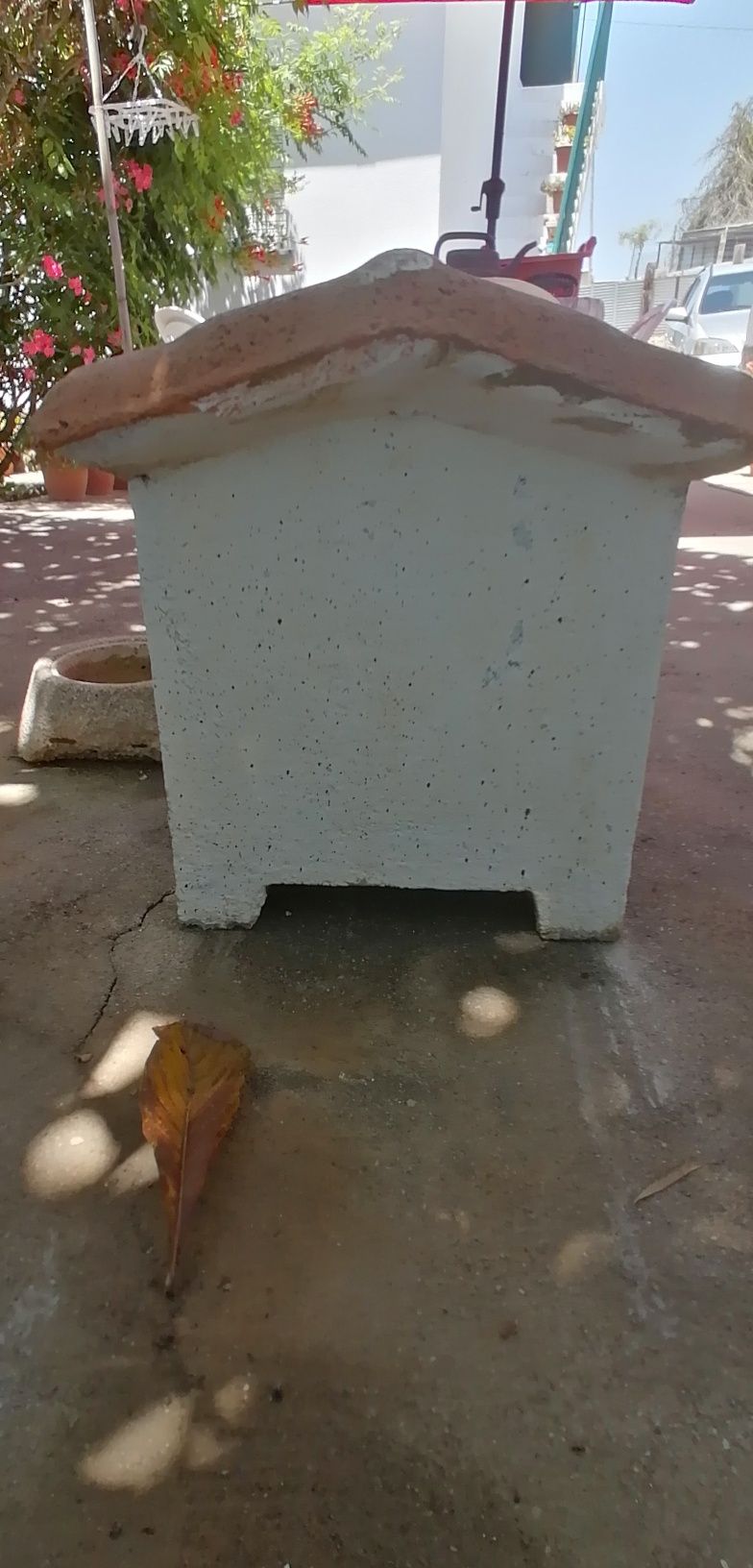 Casota cão 54x50x42 + comedouro de cimento
