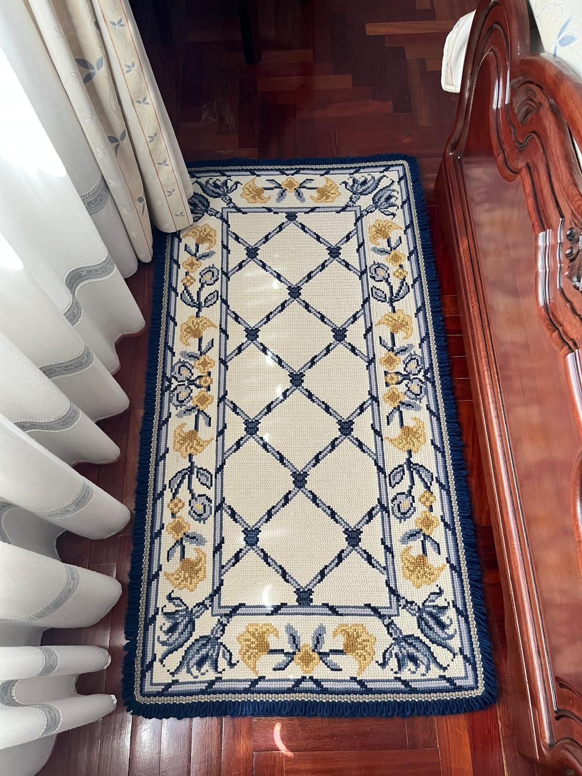 Conjunto para quarto em tons bege.