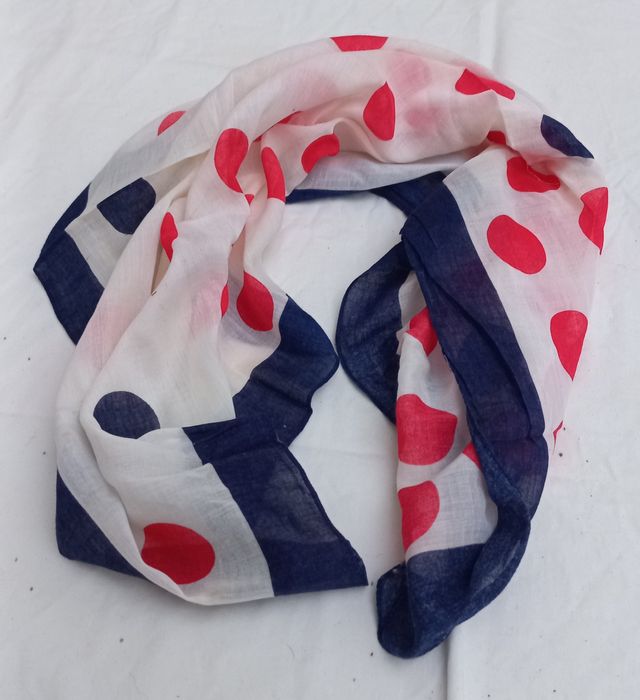 Lenço branco estampado bolas vermelha e azuis  0.60x0.60 cm