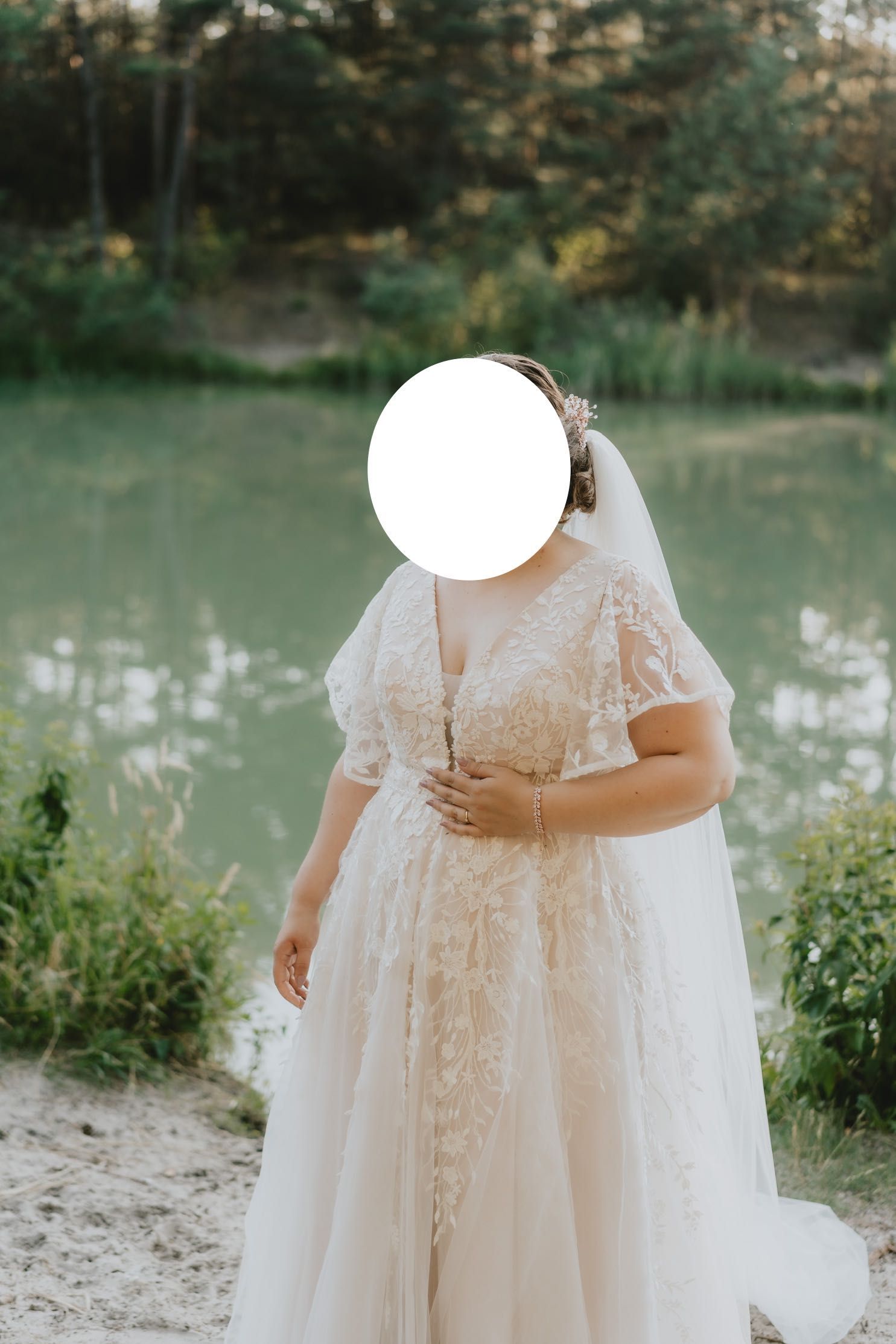 Suknia ślubna w kolorze złamanej bieli na cielistej podszewce