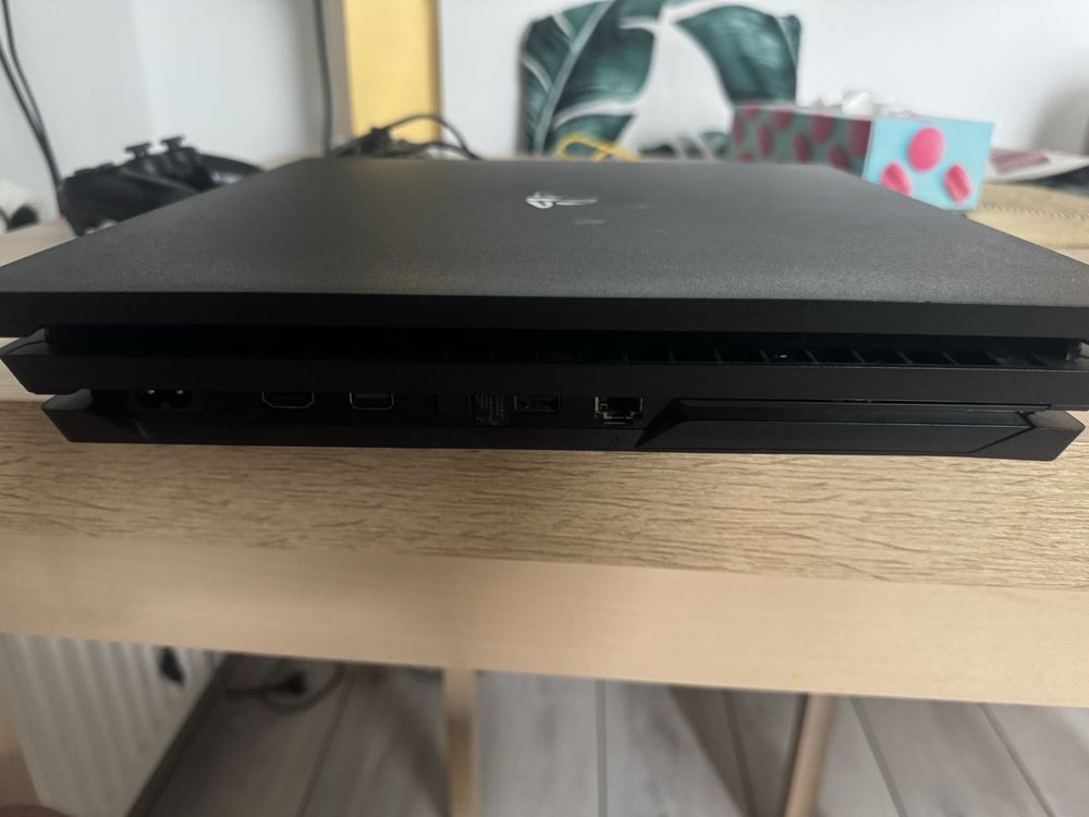 Sprzedam ps4 pro z 2 padami soft 12.52