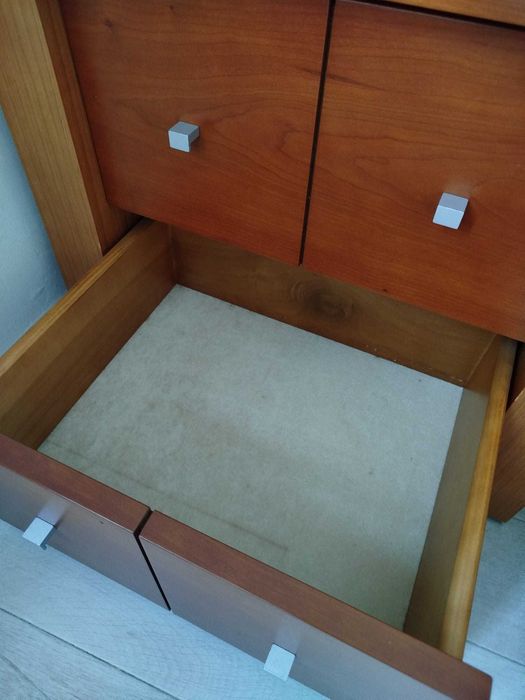 Quarto de madeira – cama, mesas de cabeceira e estante