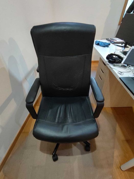 Cadeira de Escritório preta - ajustável com rodas