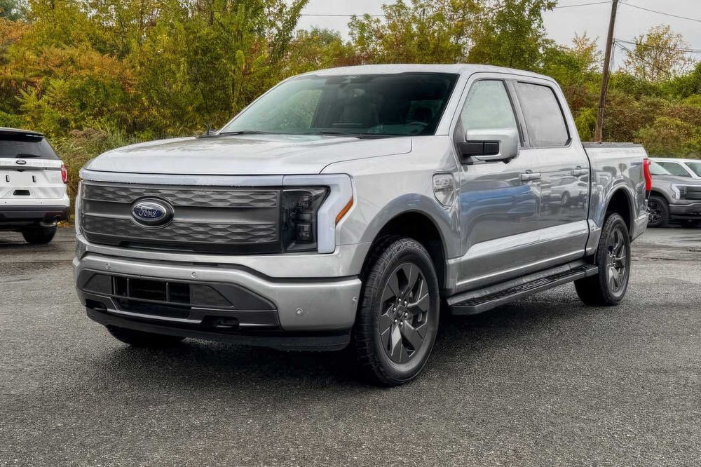 Ford F-150 Lightning Lariat      2022